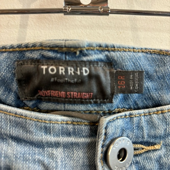 TORRID Sz 16 R Boyfriend Straight Vintage Stretch Light Wash Distressed Jeans - Picture 6 of 11